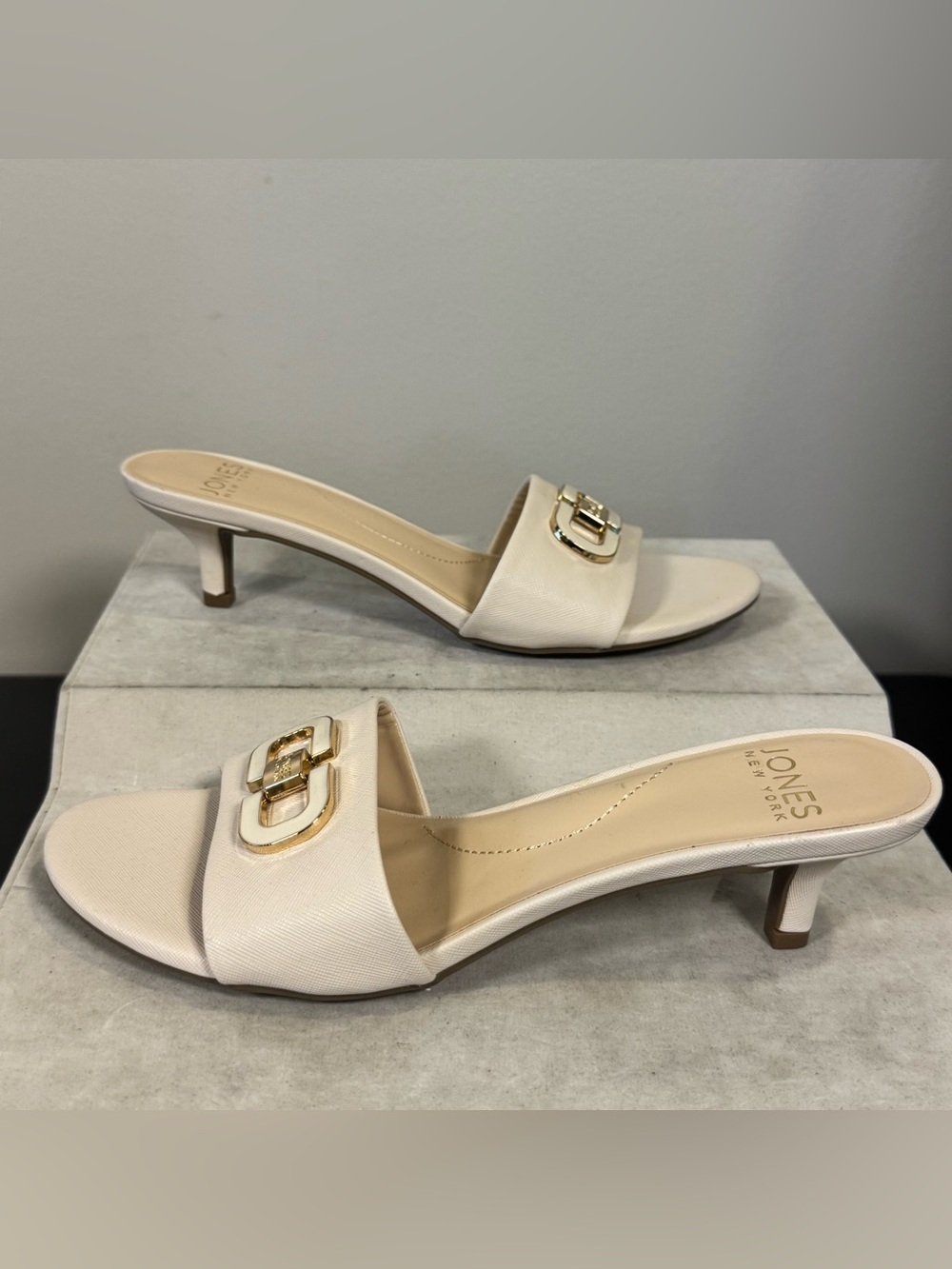 Jones New York Beige/Cream Kitten Heel Slide with Gold Buckle size 6.5, NWOT